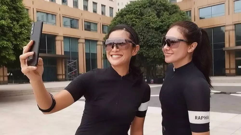 Gaya Dian Sastro dan Wulan Guritno gowes bareng Instagram