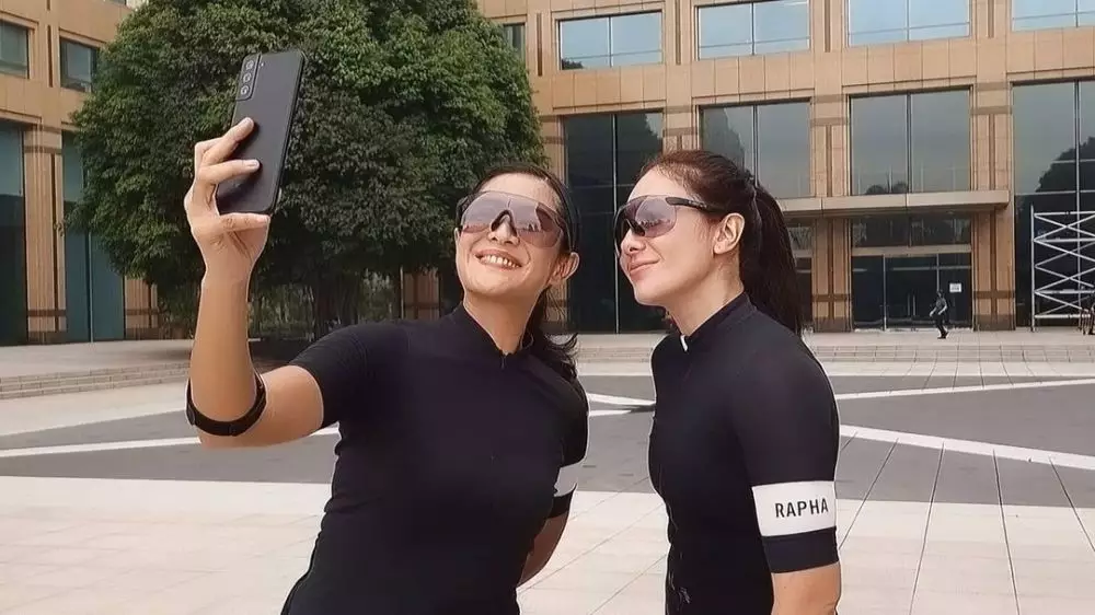 Gaya Dian Sastro dan Wulan Guritno gowes bareng Instagram