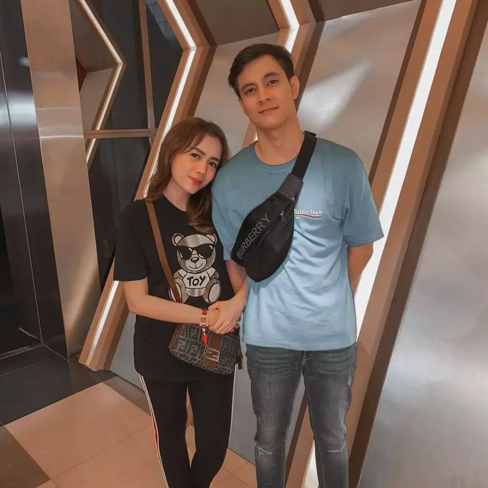 Momen mesra Carlo Milk dan istri © Instagram Momen mesra Carlo Milk dan istri © Instagram