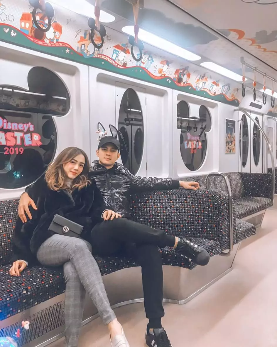 Momen mesra Carlo Milk dan istri © Instagram Momen mesra Carlo Milk dan istri © Instagram