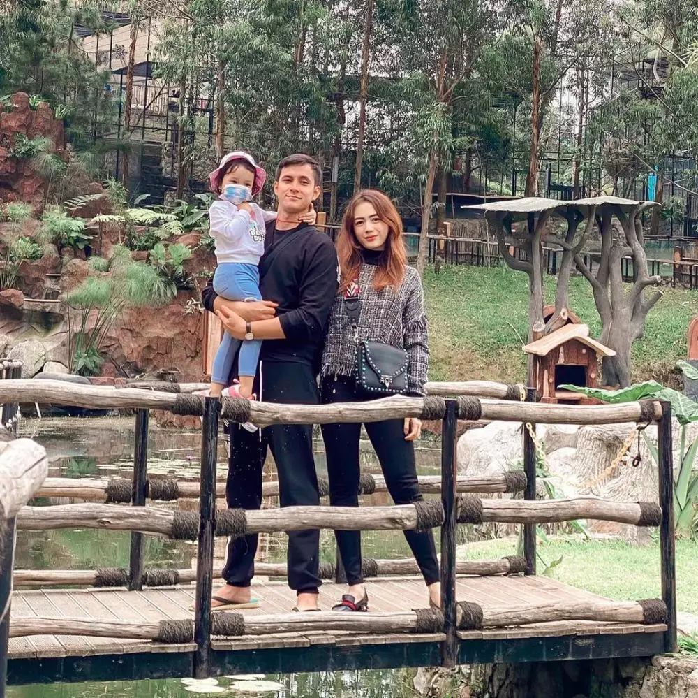 Momen mesra Carlo Milk dan istri © Instagram Momen mesra Carlo Milk dan istri © Instagram