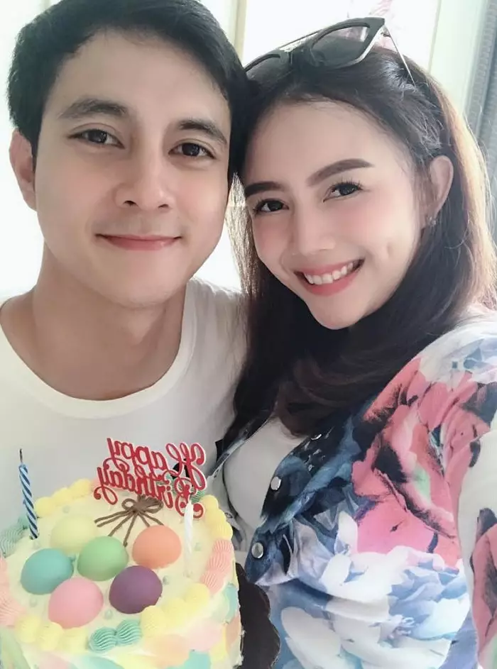Momen mesra Carlo Milk dan istri © Instagram Momen mesra Carlo Milk dan istri © Instagram