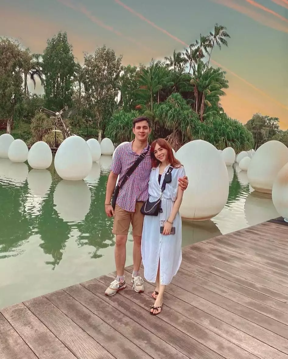 Momen mesra Carlo Milk dan istri © Instagram Momen mesra Carlo Milk dan istri © Instagram