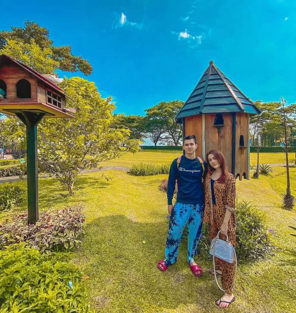 Momen mesra Carlo Milk dan istri © Instagram Momen mesra Carlo Milk dan istri © Instagram