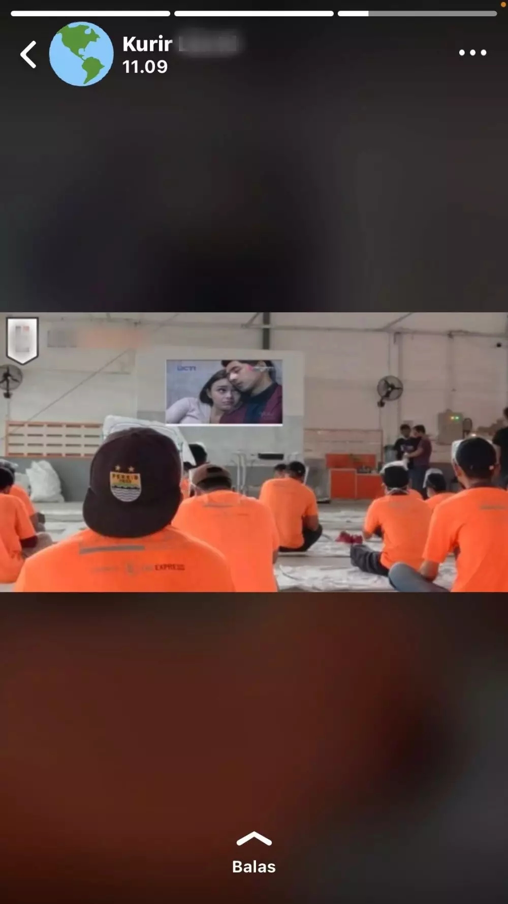 Kelakuan lucu kurir © Twitter Kelakuan lucu kurir © Twitter