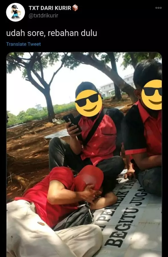 Kelakuan lucu kurir © Twitter Kelakuan lucu kurir © Twitter