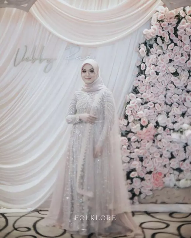 gaun pertunangan seleb © 2021 brilio.net