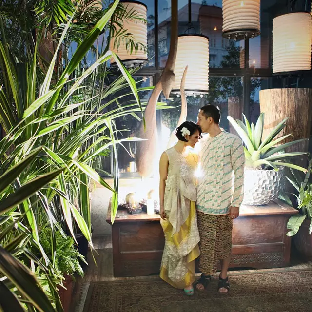 gaun pertunangan seleb © 2021 brilio.net