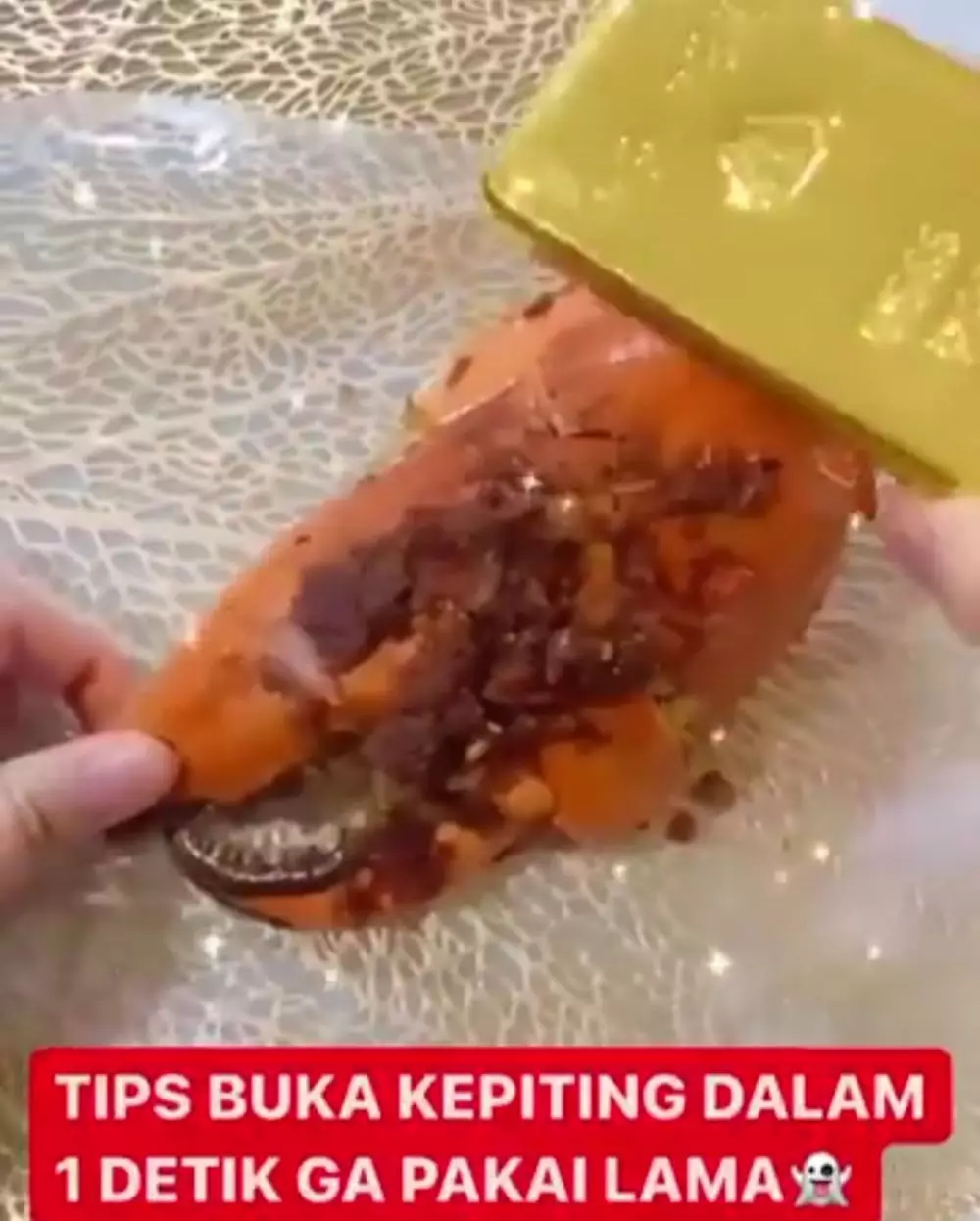 Cara unik buka kepiting © 2021 brilio.net