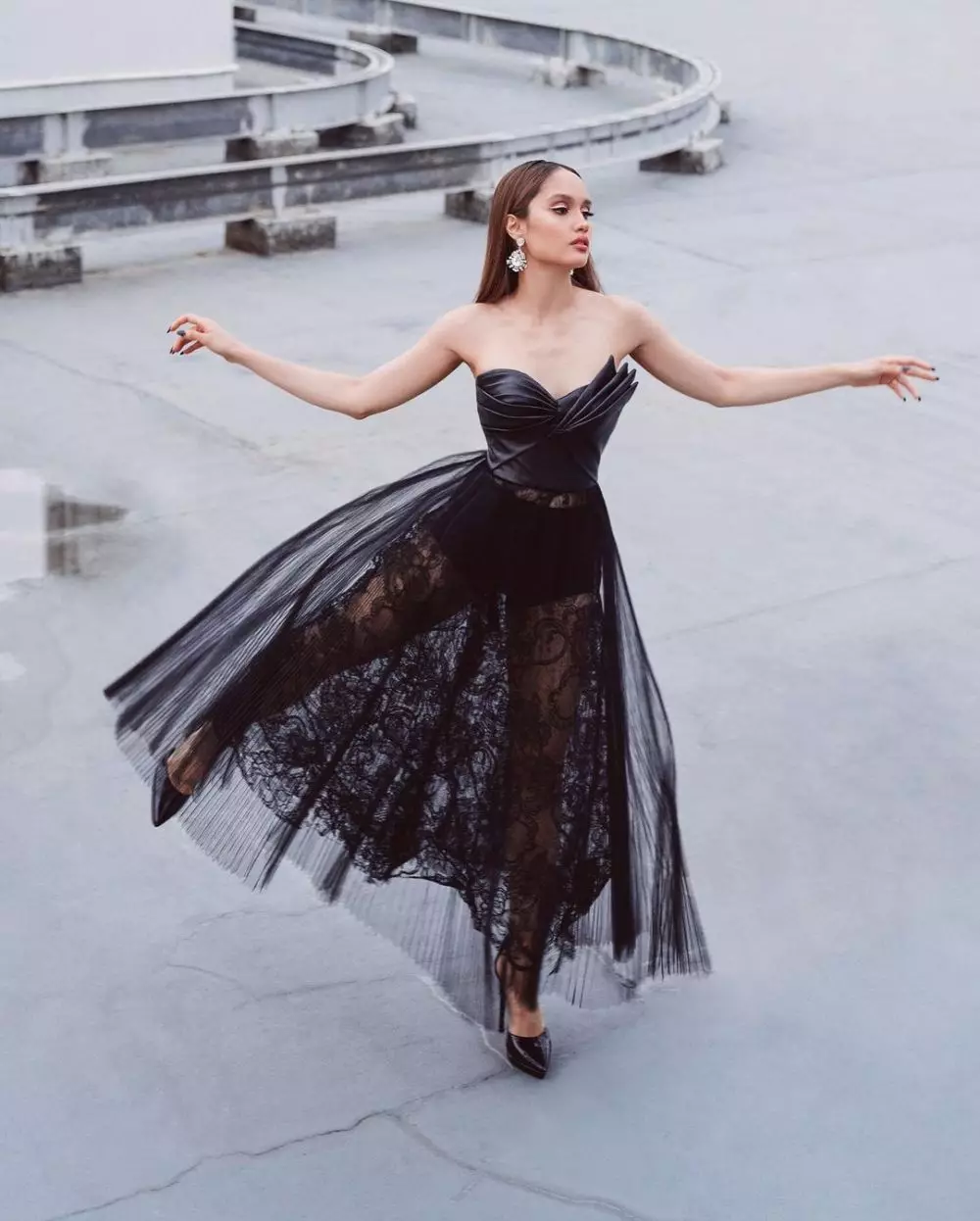 pemotretan cinta laura black swan © Instagram pemotretan cinta laura black swan © Instagram