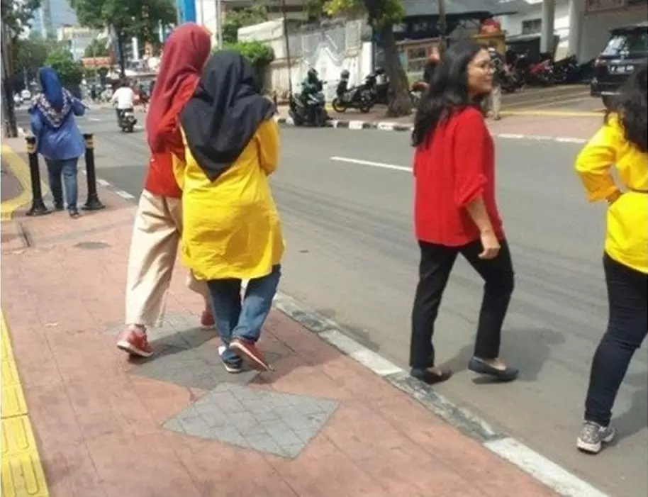 momen kembaran baju kocak © Twitter