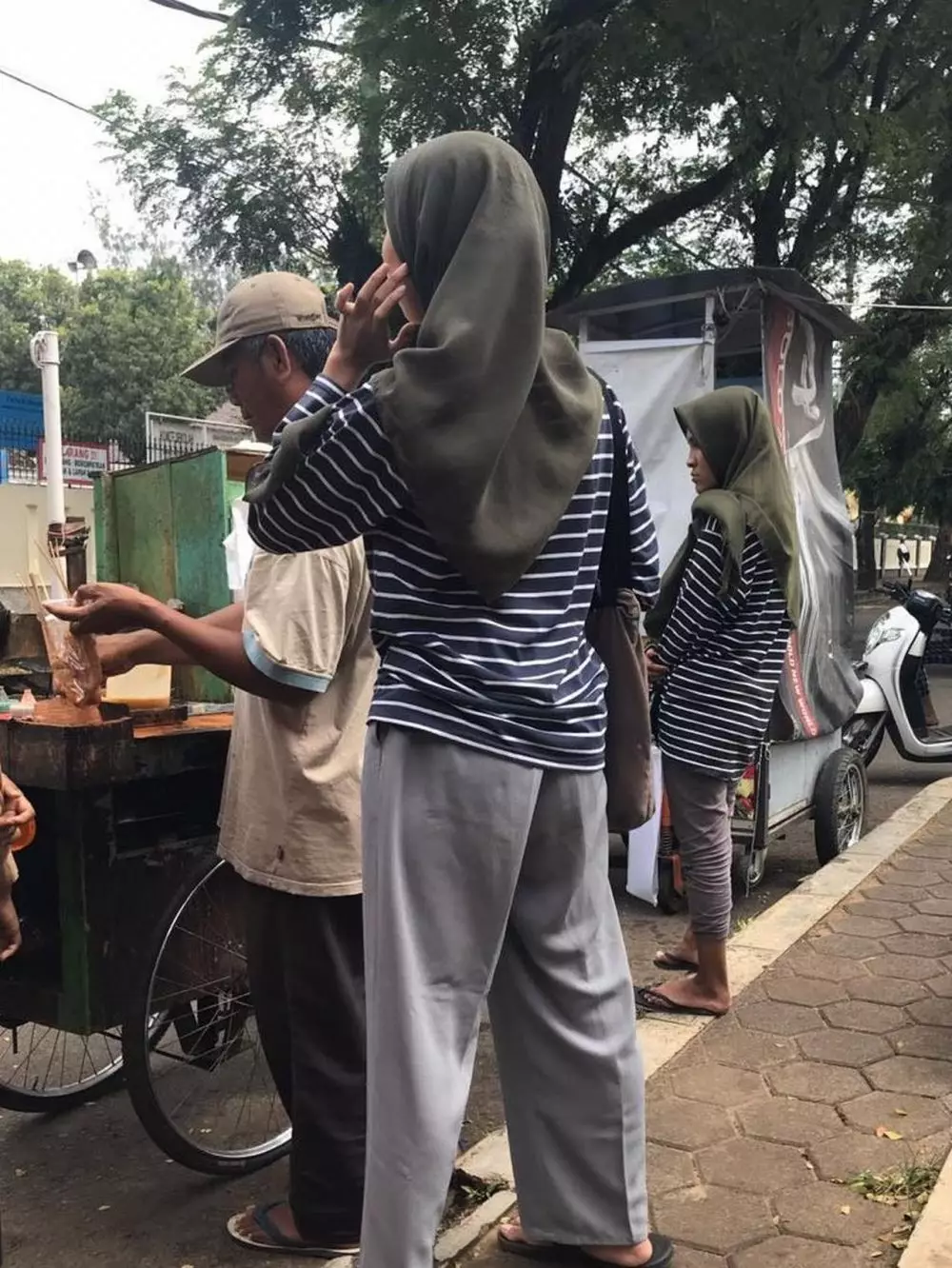 momen kembaran baju kocak © Twitter