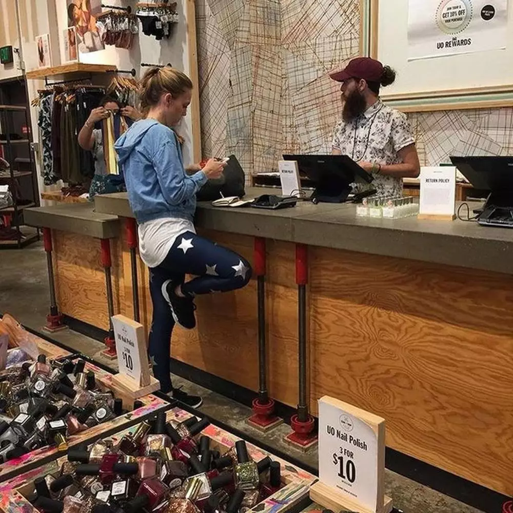 gaya aneh didepan kasir © Instagram