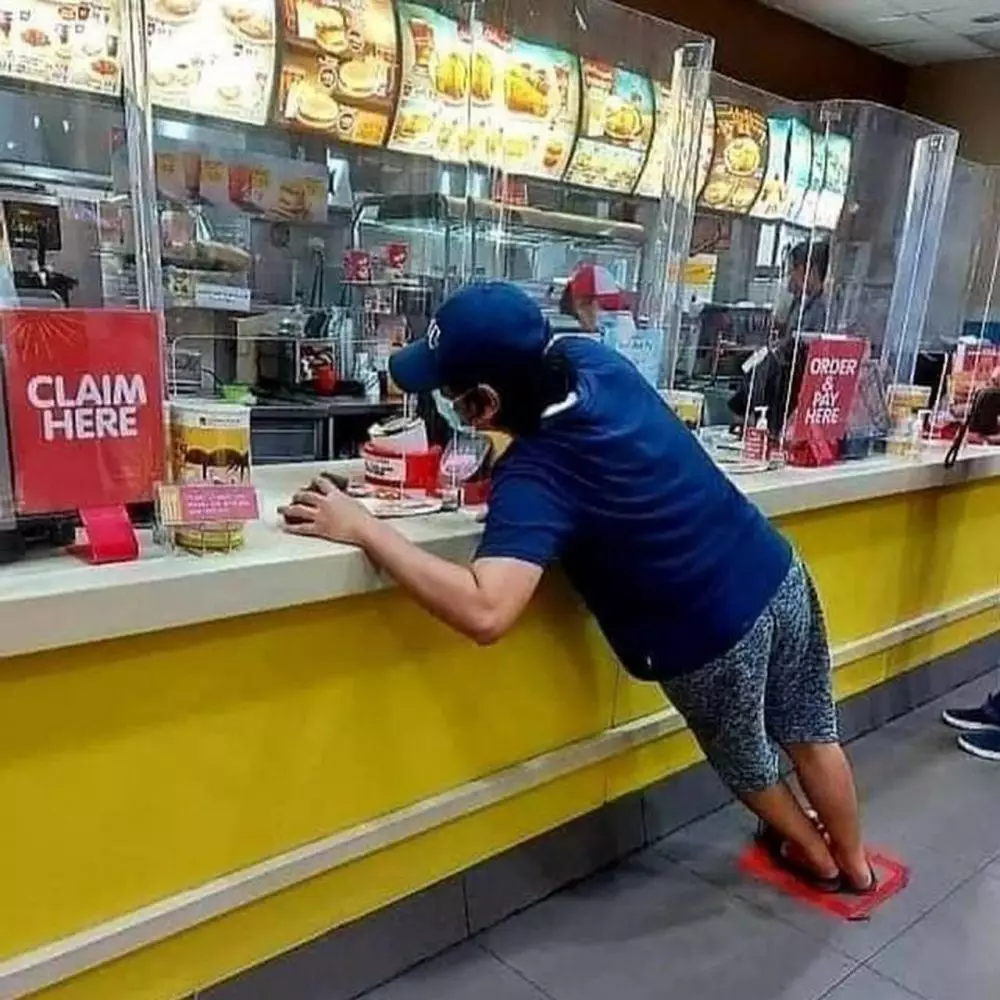 gaya aneh didepan kasir © Instagram