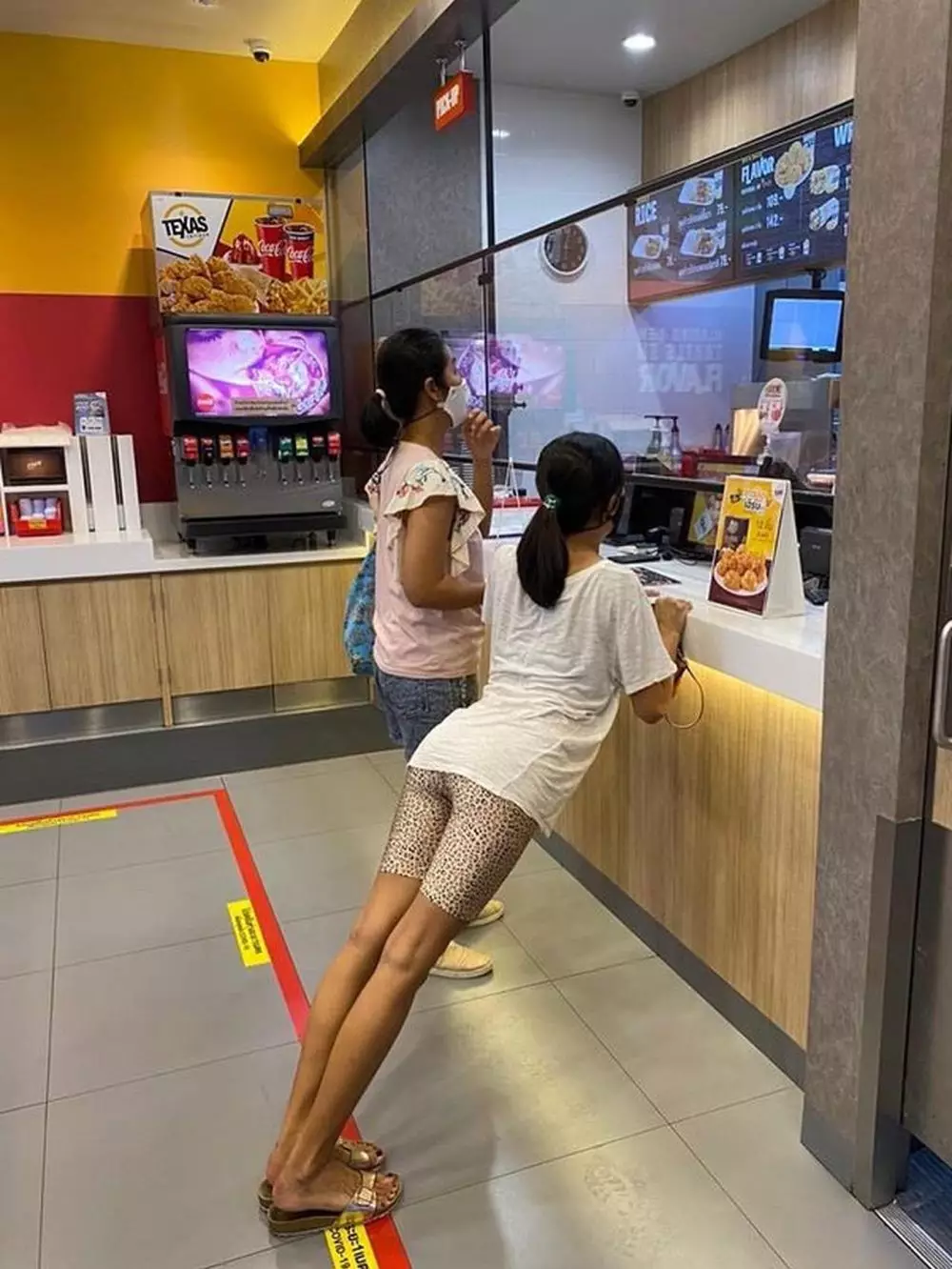 gaya aneh didepan kasir © Instagram