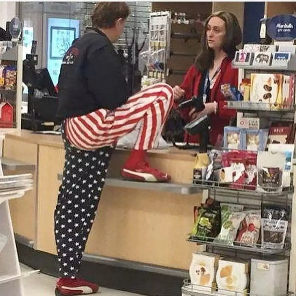 gaya aneh didepan kasir © Instagram