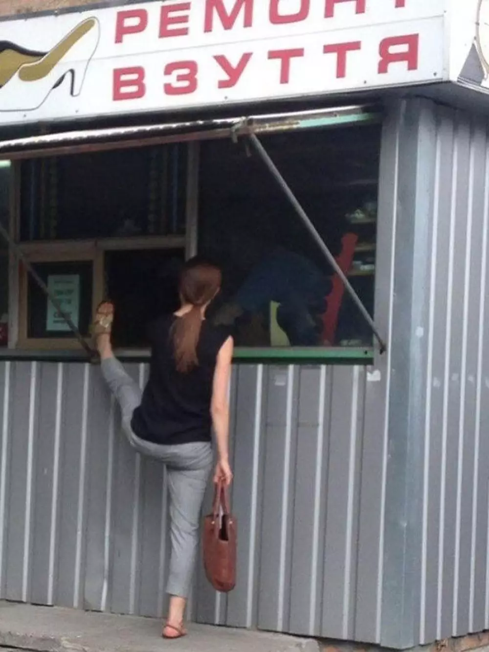 gaya aneh didepan kasir © Instagram