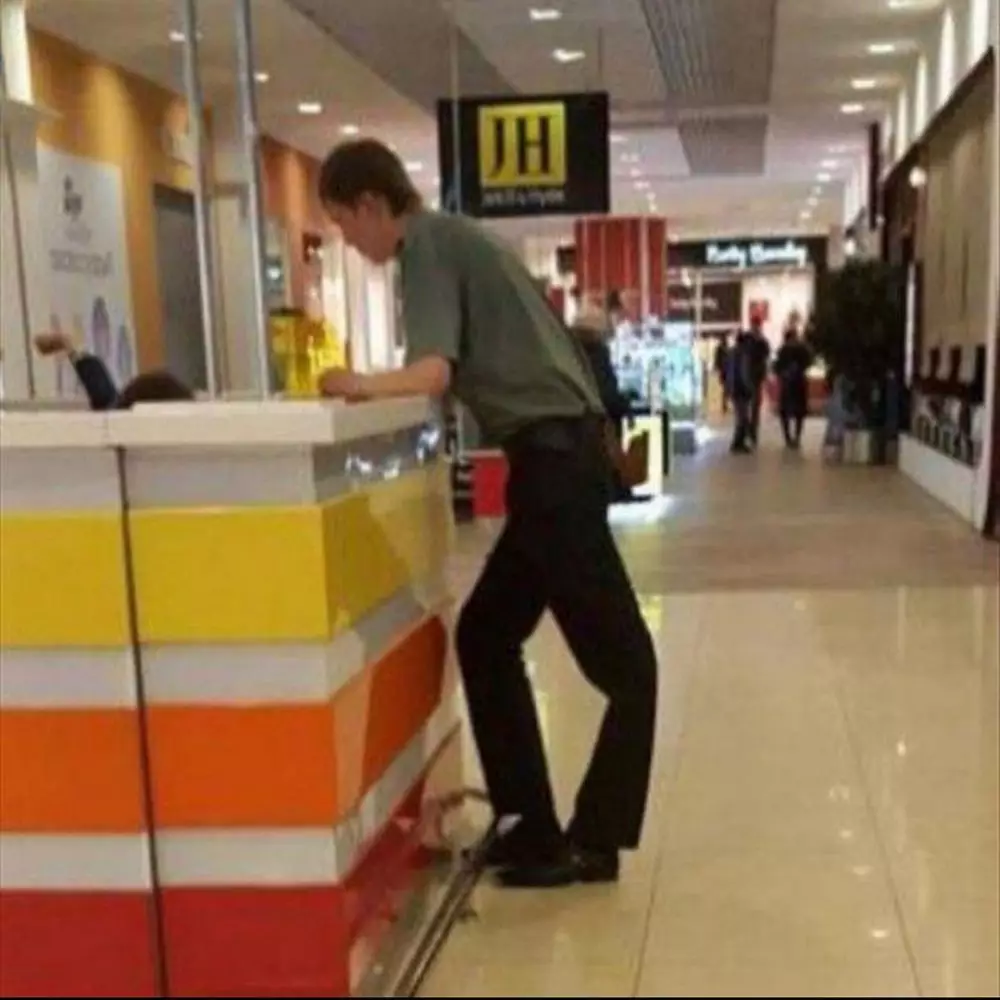 gaya aneh didepan kasir © Instagram