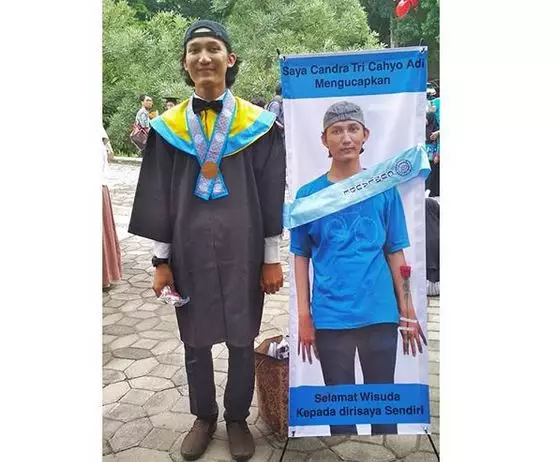 Spanduk lucu selamat wisuda © berbagai sumber