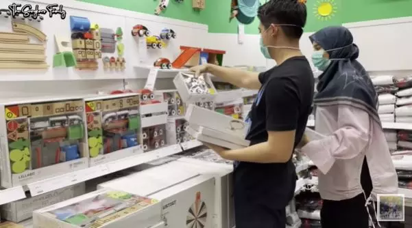 Zaskia beli furnitur kamar © YouTube Zaskia beli furnitur kamar © YouTube