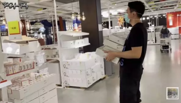 Zaskia beli furnitur kamar © YouTube Zaskia beli furnitur kamar © YouTube