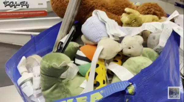 Zaskia beli furnitur kamar © YouTube Zaskia beli furnitur kamar © YouTube