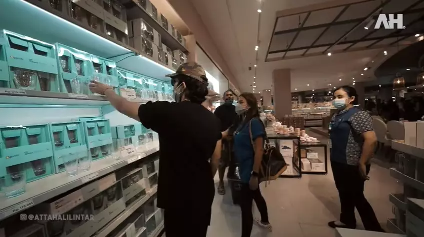 atta aurel belanja perabotan © YouTube