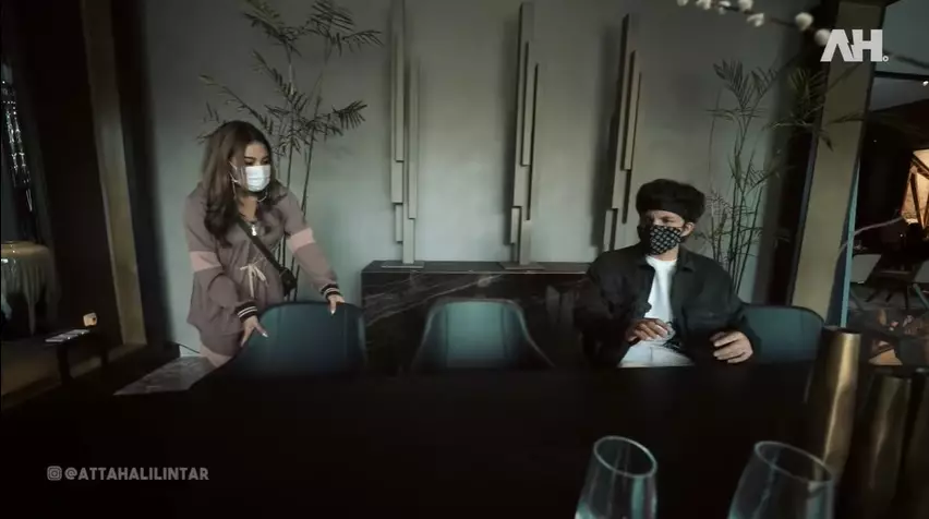 atta aurel belanja perabotan © YouTube