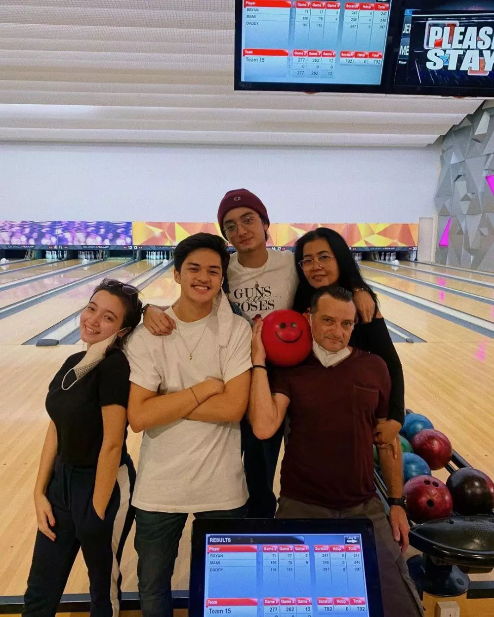 momen keluarga megan domani main bowling © Instagram