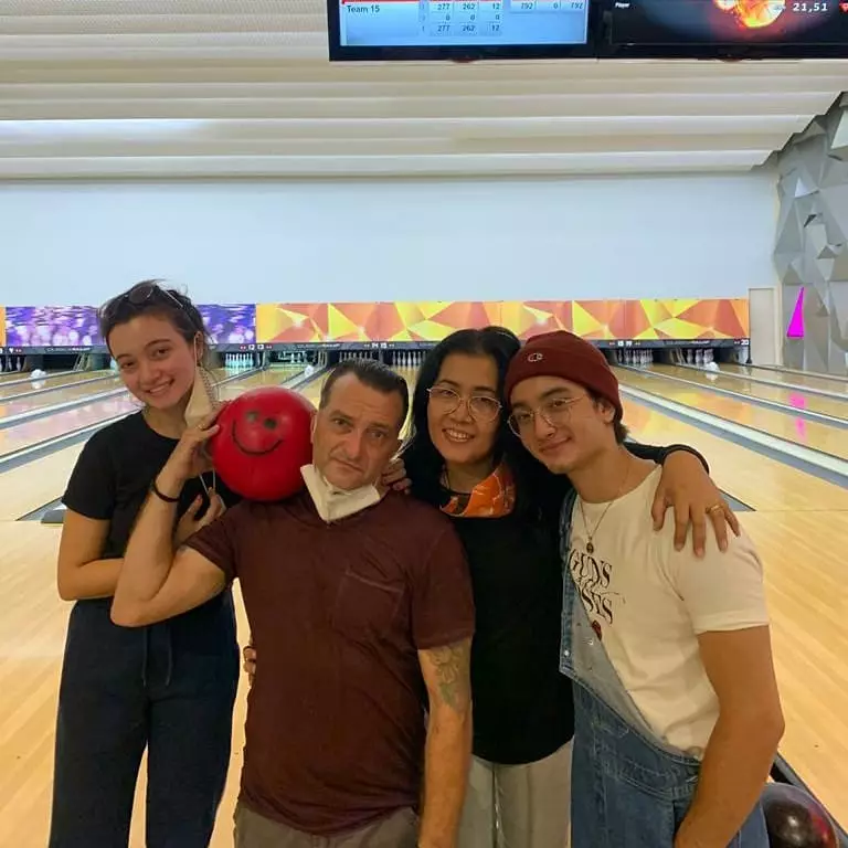 momen keluarga megan domani main bowling © Instagram