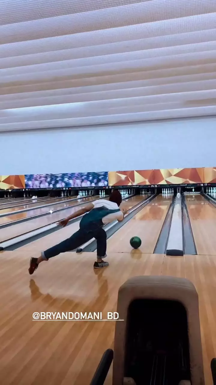 momen keluarga megan domani main bowling © Instagram