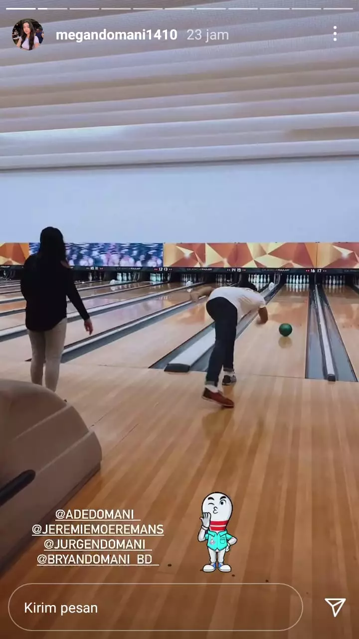 momen keluarga megan domani main bowling © Instagram