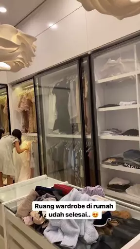 walk in closet Raditya Dika © 2021 brilio.net walk in closet Raditya Dika © 2021 brilio.net