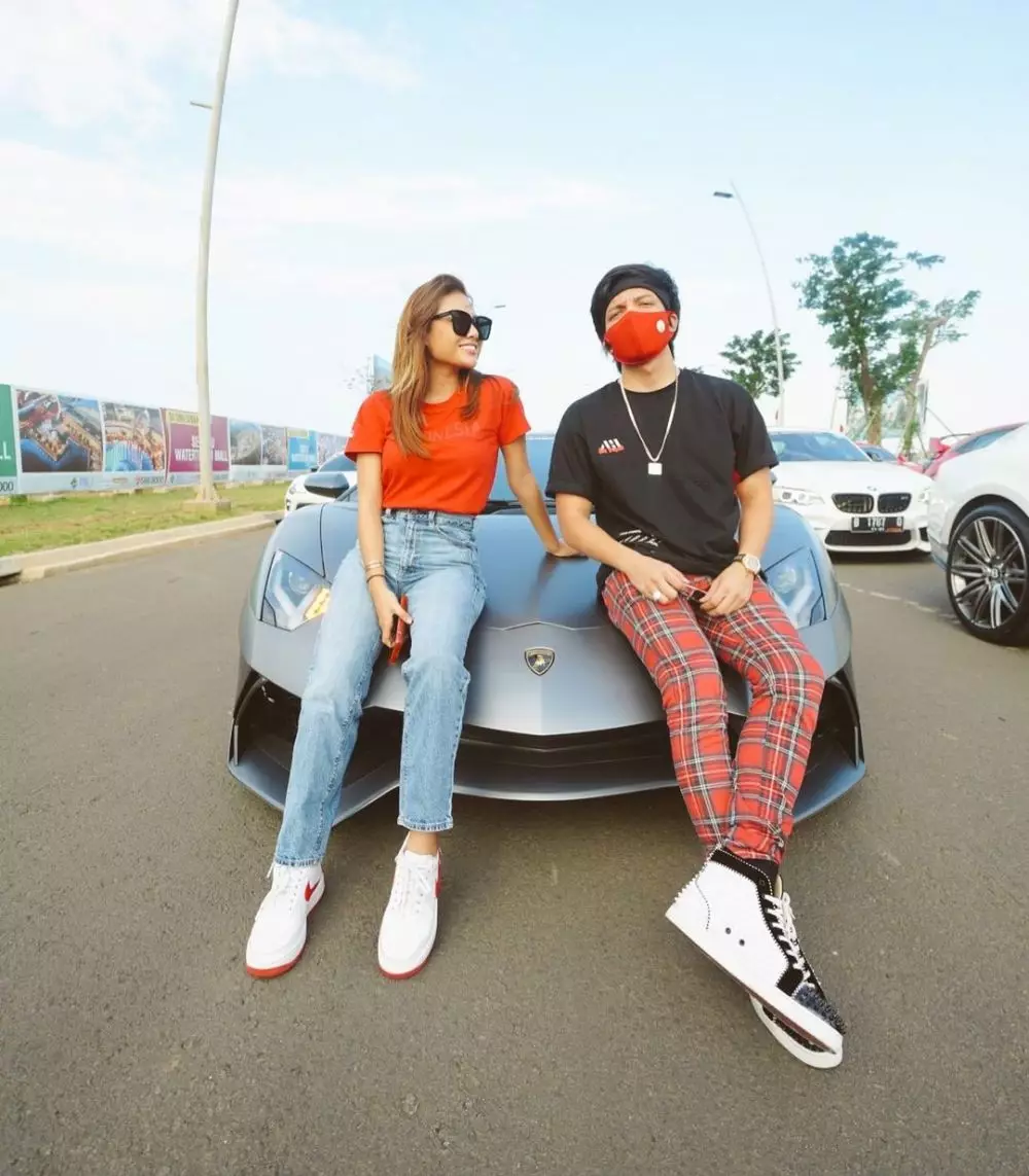 OOTD Aurel Hermansyah pakai kaus © Instagram