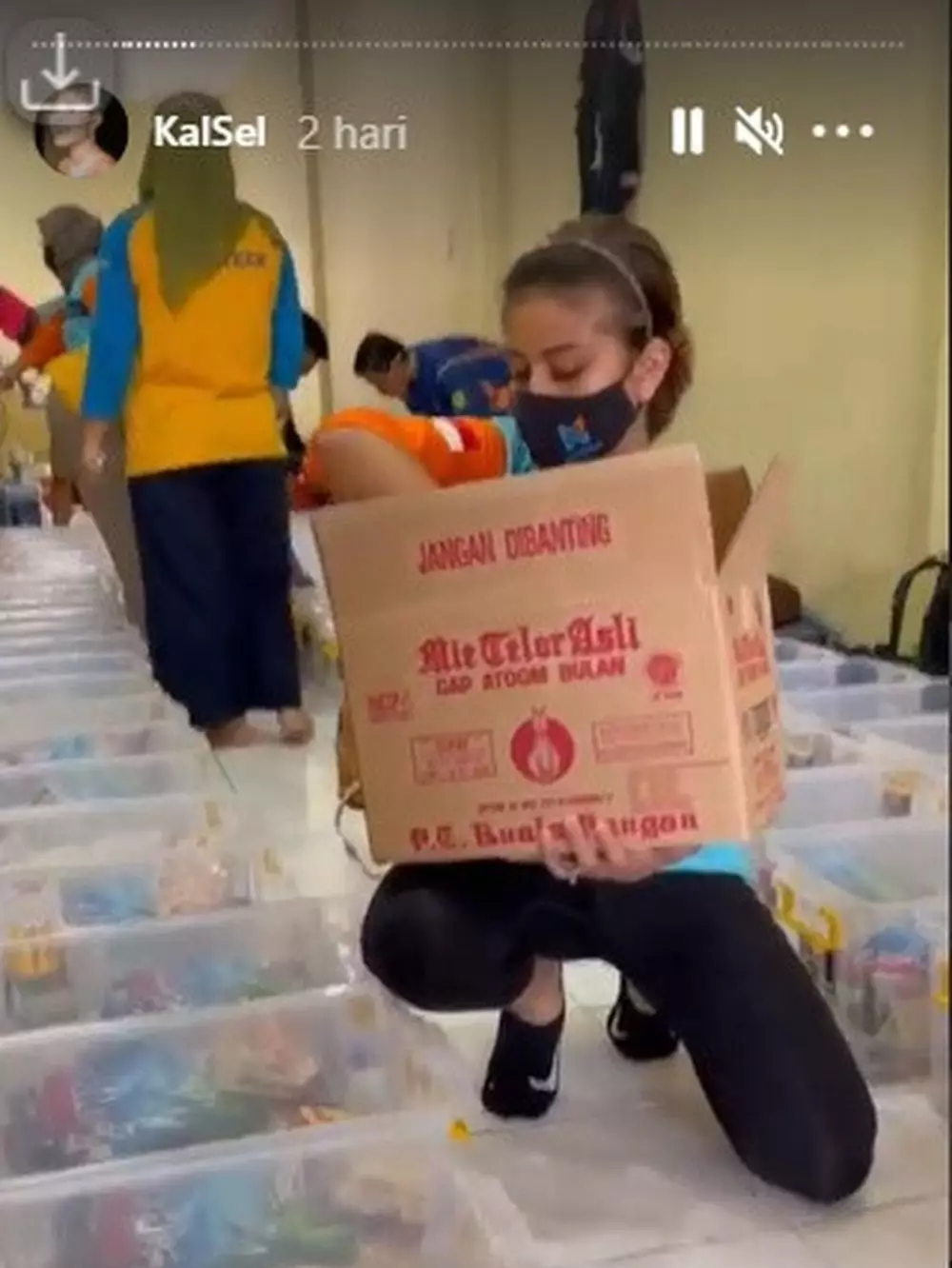 potret awkarin ketika jadi relawan bencana banjir Instagram