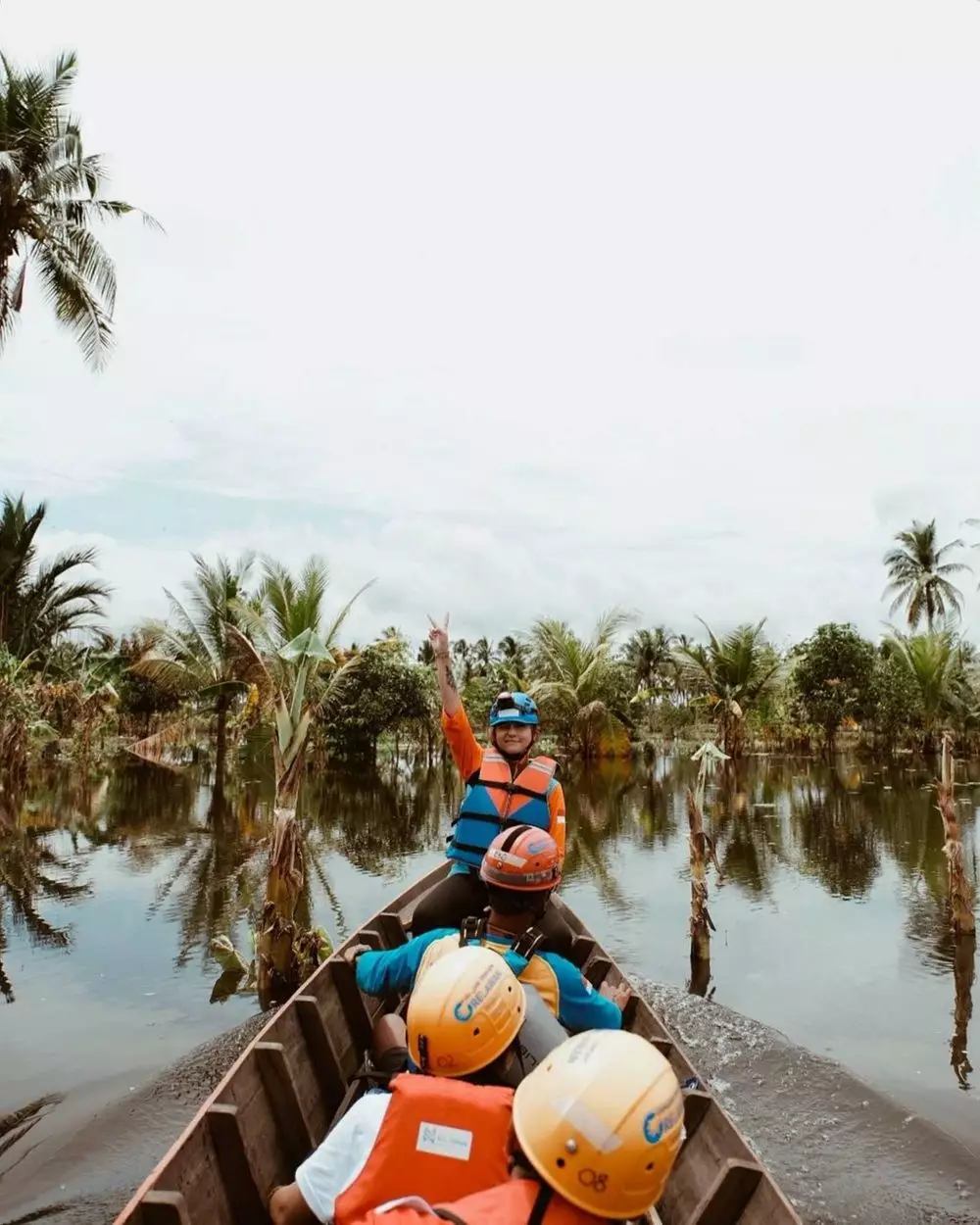 potret awkarin ketika jadi relawan bencana banjir Instagram