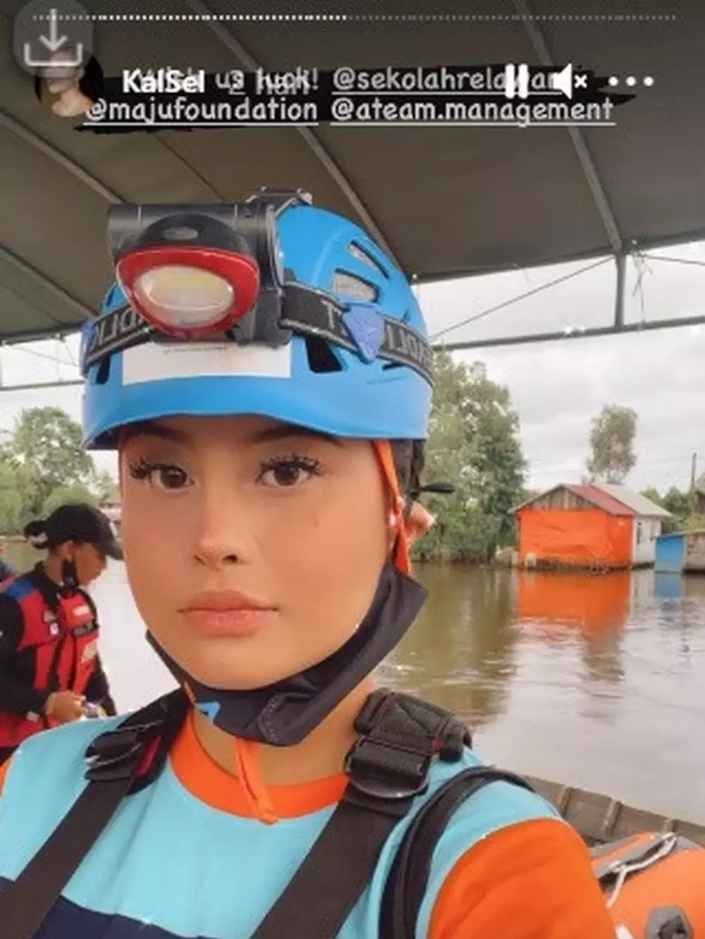 potret awkarin ketika jadi relawan bencana banjir Instagram