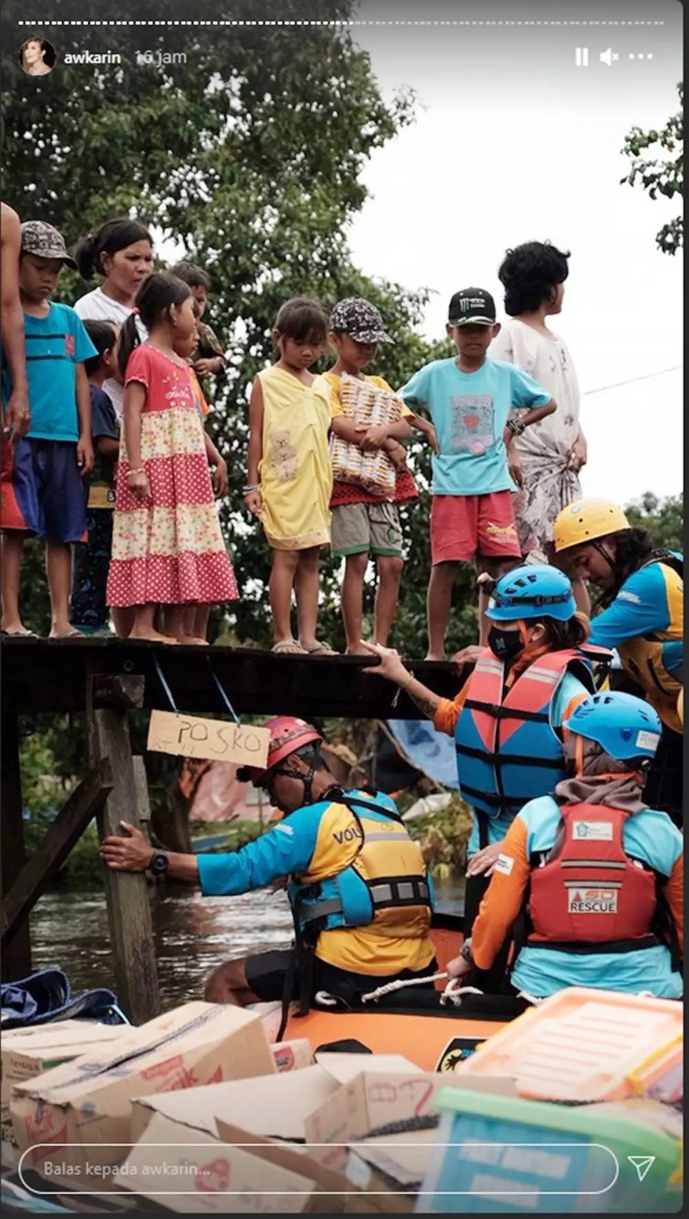 potret awkarin ketika jadi relawan bencana banjir Instagram