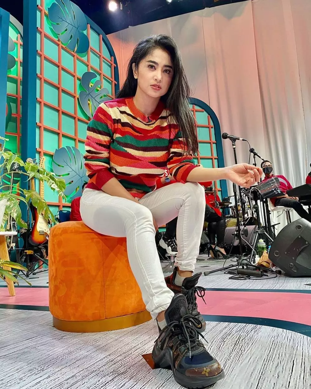 penyanyi cantik saat main sinetron Berbagai sumber