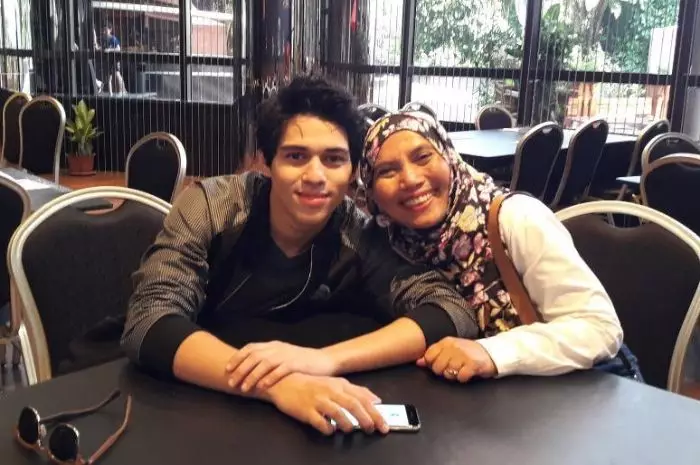 Potret seleb tampan blasteran bareng ibunya Instagram