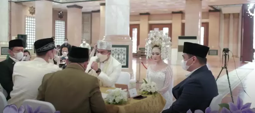 Momen haru pernikahan Sarah Gibson dan Diska Resha Putra YouTube dan Instagram