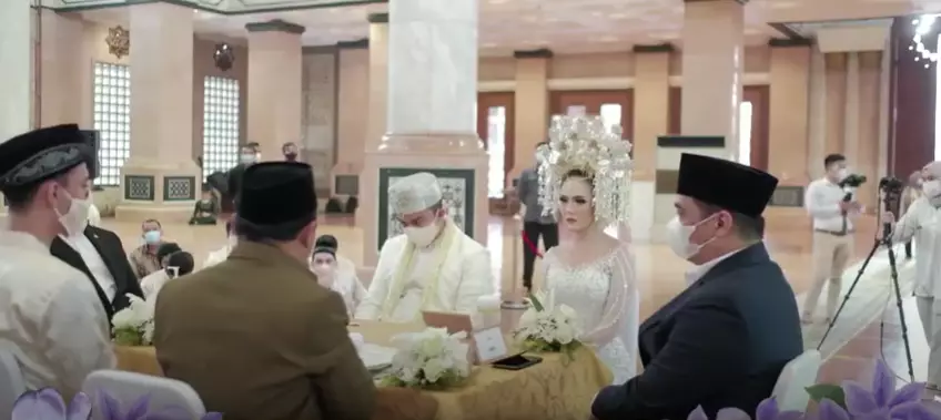 Momen haru pernikahan Sarah Gibson dan Diska Resha Putra YouTube dan Instagram