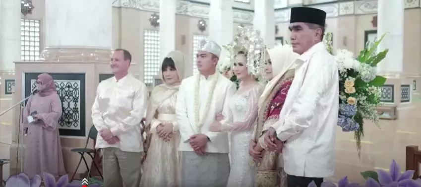 Momen haru pernikahan Sarah Gibson dan Diska Resha Putra YouTube dan Instagram