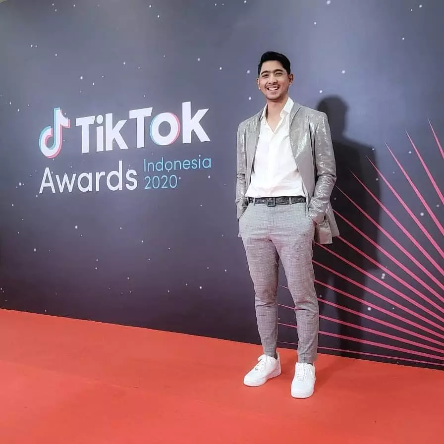Gaya seleb di TikTok Awards © Instagram