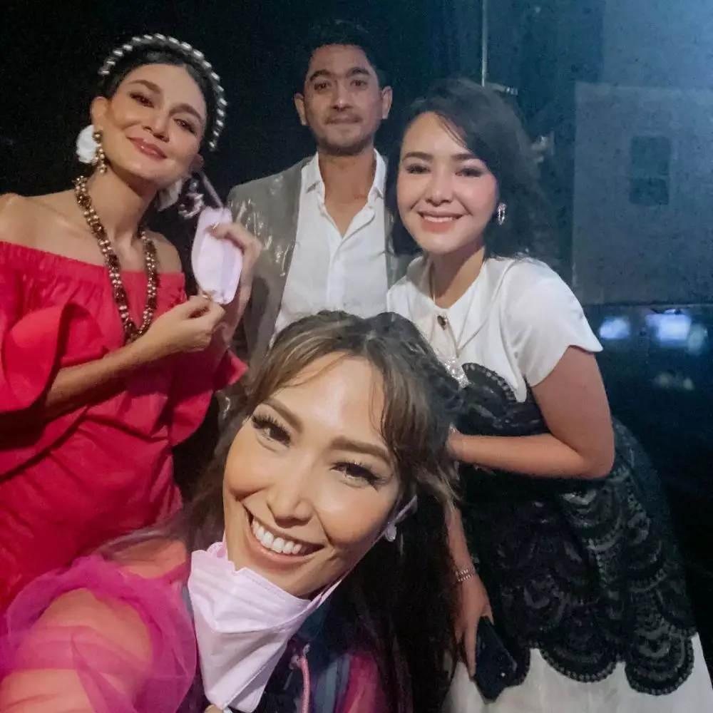 Momen Ayu Dewi ketemu Arya Saloka © Instagram & YouTube Momen Ayu Dewi ketemu Arya Saloka © Instagram & YouTube