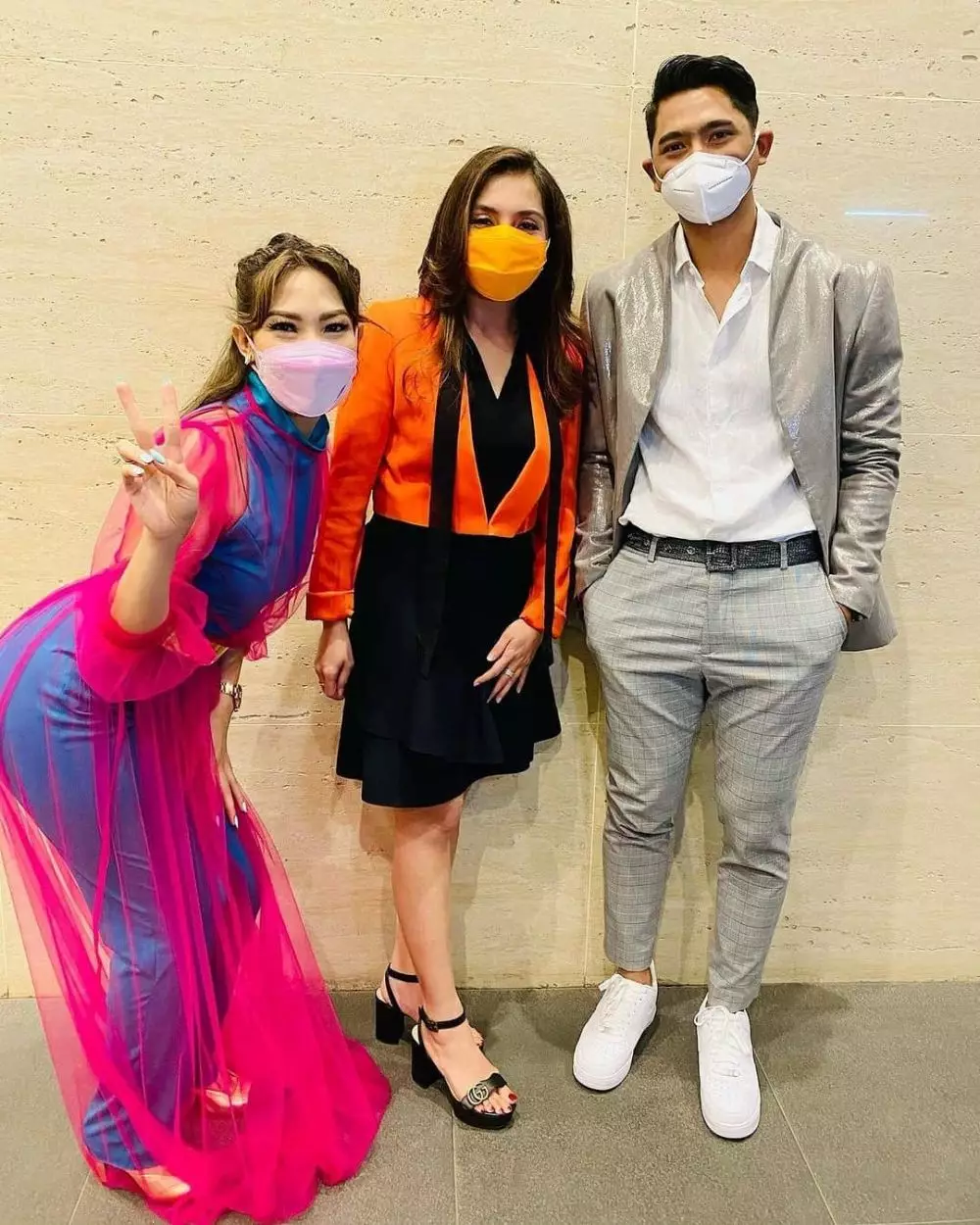 Momen Ayu Dewi ketemu Arya Saloka © Instagram & YouTube Momen Ayu Dewi ketemu Arya Saloka © Instagram & YouTube