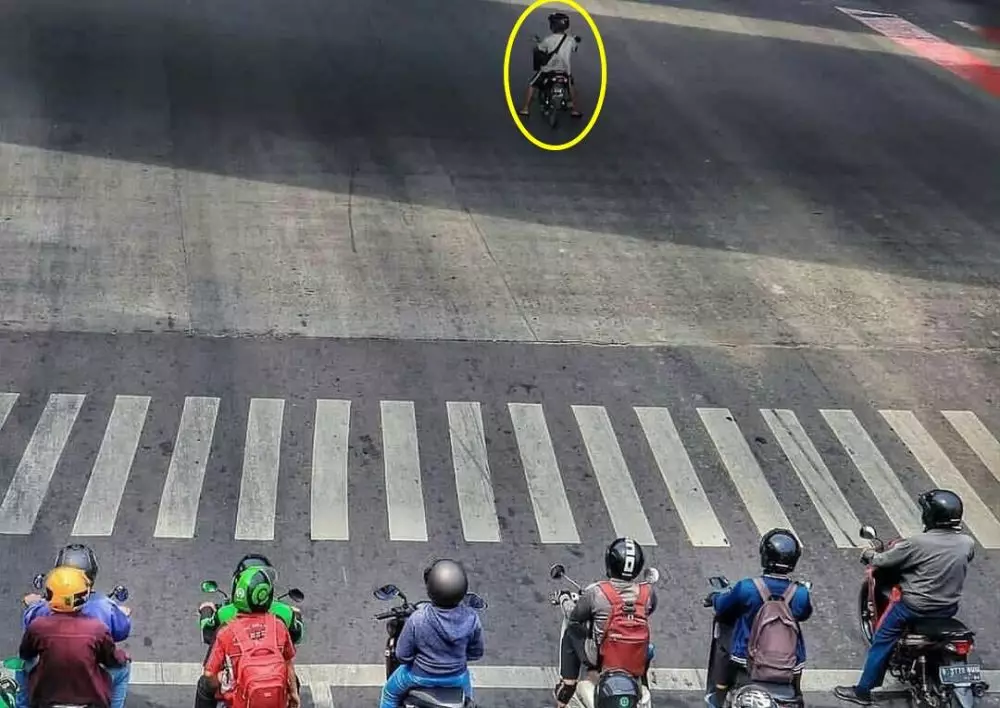 momen tak terduga di jalan © Instagram