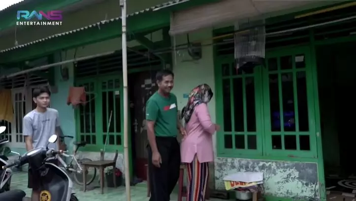 gerobak baru ayah Dimas © YouTube gerobak baru ayah Dimas © YouTube