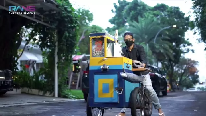 gerobak baru ayah Dimas © YouTube gerobak baru ayah Dimas © YouTube