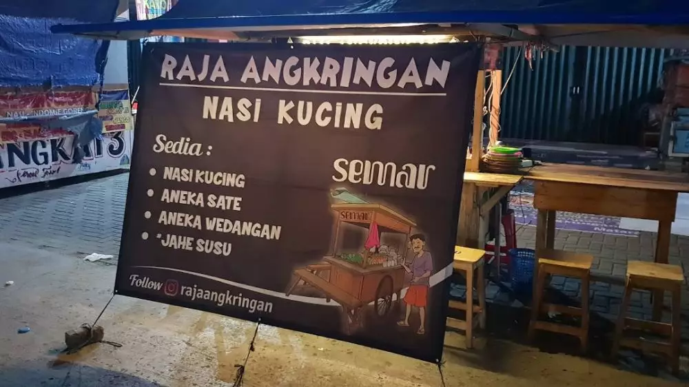 Nama angkringan di spanduk © berbagai sumber